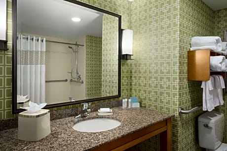 2 Qns Mobility Access Roll In Shower Nosmok