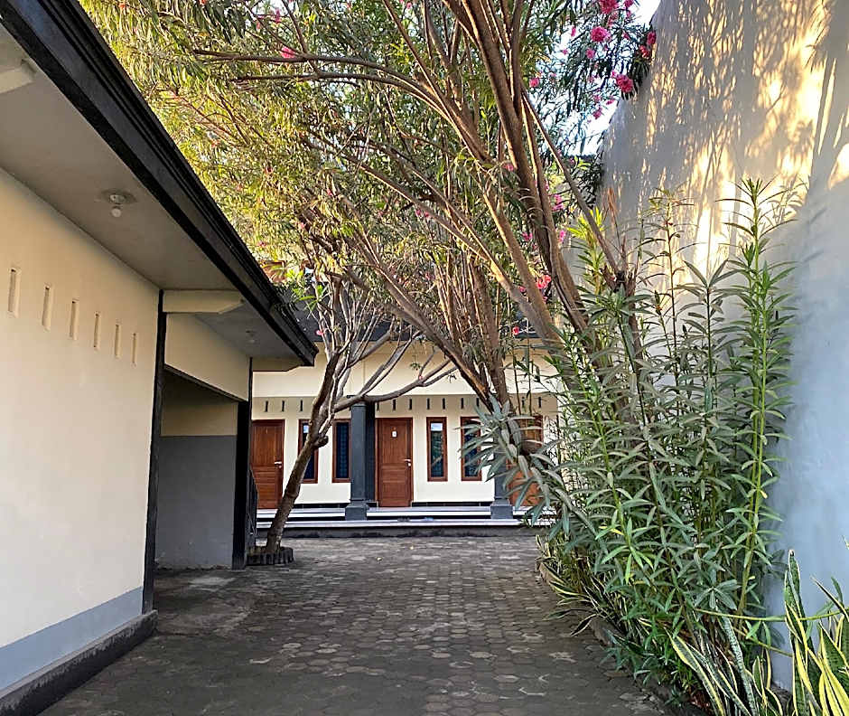 OYO Life 93155 Wisma Sarah