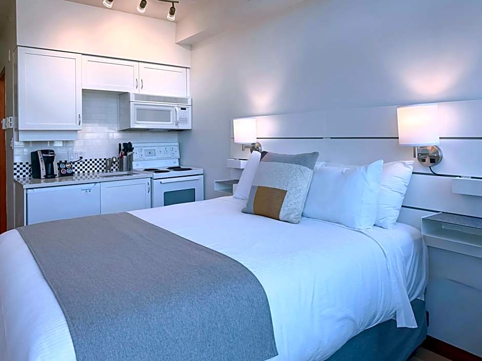 Alpenglow Lodge Rainbow Look Out Studio by MVA