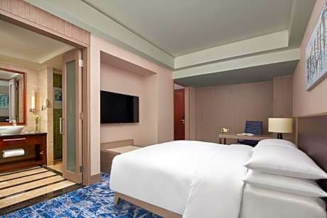 Deluxe Queen Room