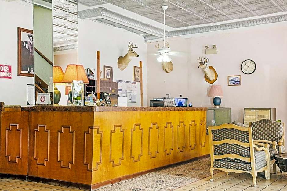 OYO Cameron Historic Hotel Brownsville I-69E