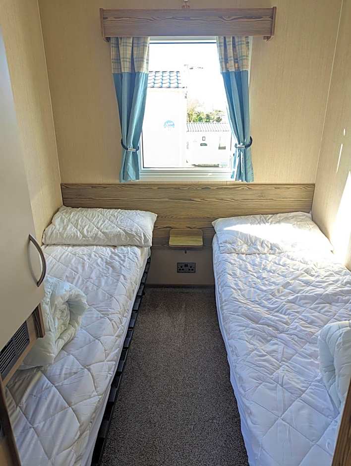 Caravan sleeps 8 at Littlesea, Weymouth
