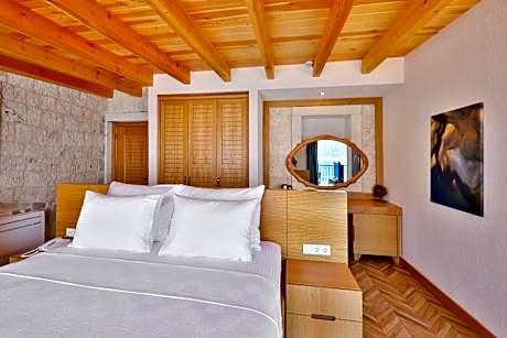 Deluxe Suit Room with Jacuzzi and Sea View