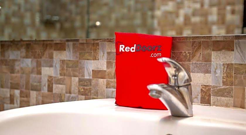 RedDoorz Near Trans Studio Mall 2