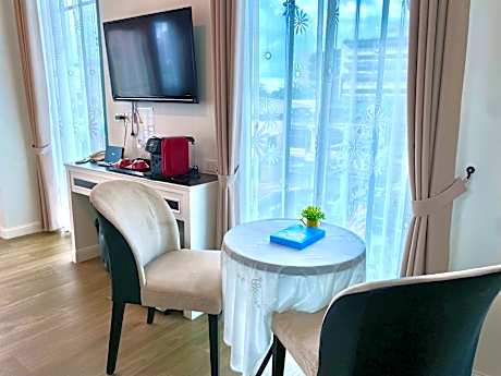 Deluxe Pool View King Room