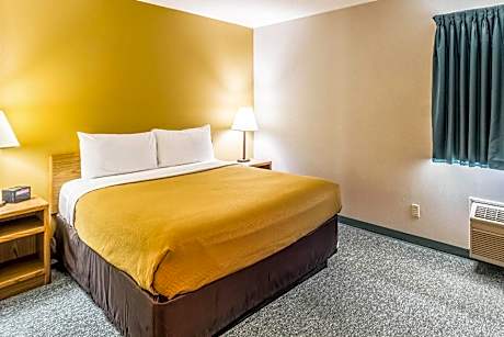 1 Queen Bed, Suite, Nonsmoking