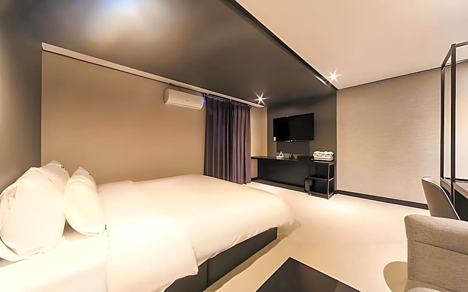 almond hotel Gupo station