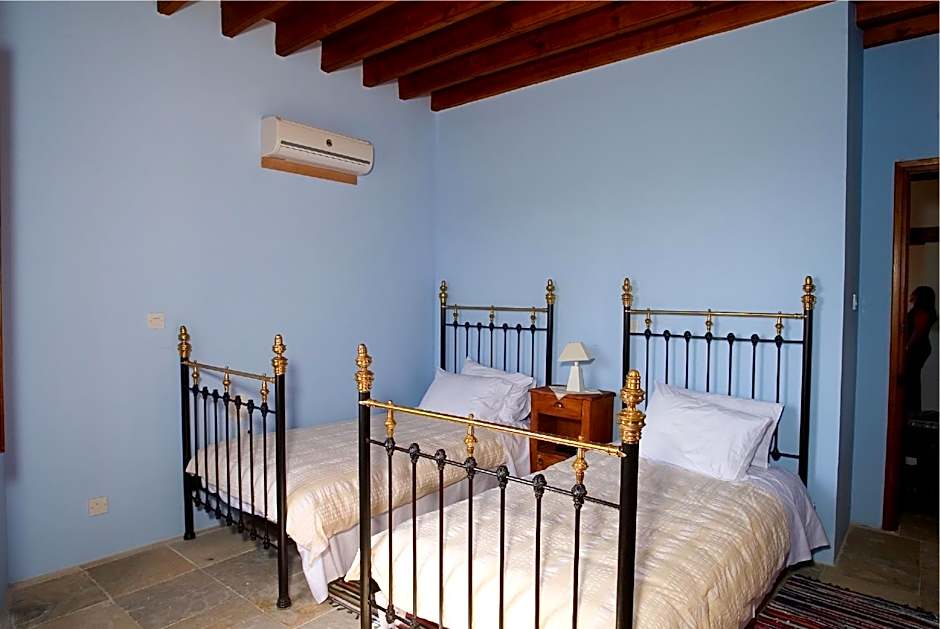 Porfyrios Country House