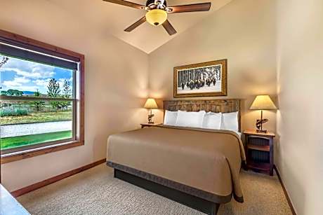 Family King Suite with River View - Non Smoking