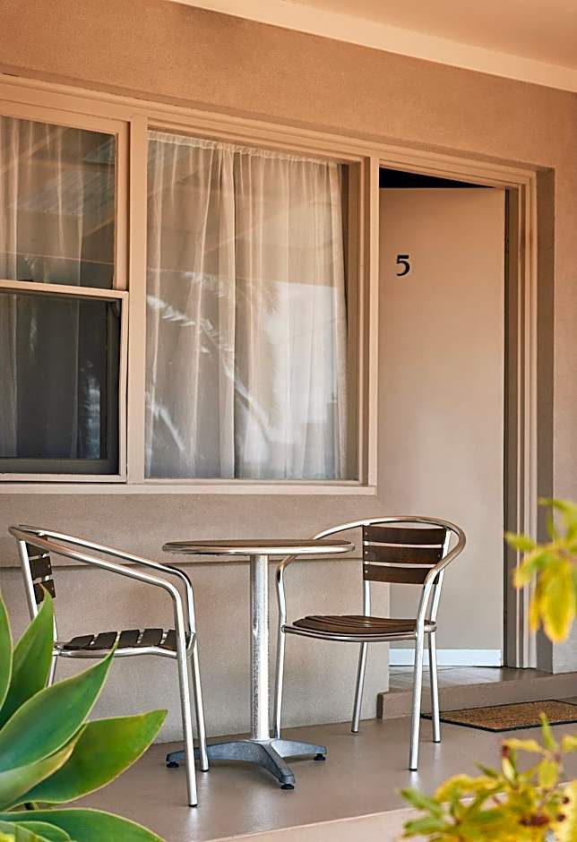 Holiday Lodge Motor Inn