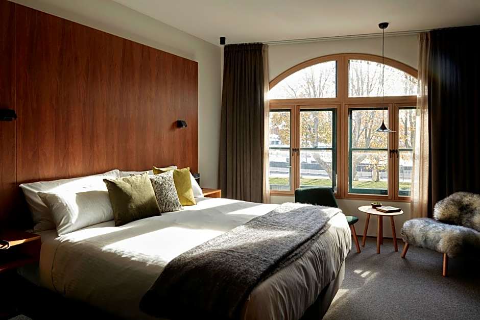 Photo 1 of 10 of Deluxe 1 King Bed