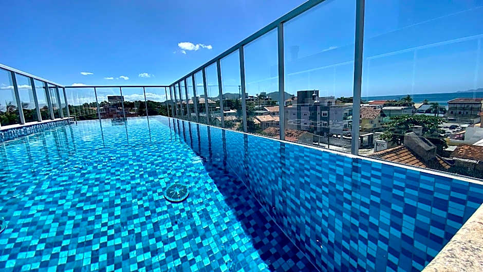 Passos da praia c/ piscina apto iluminado e novo