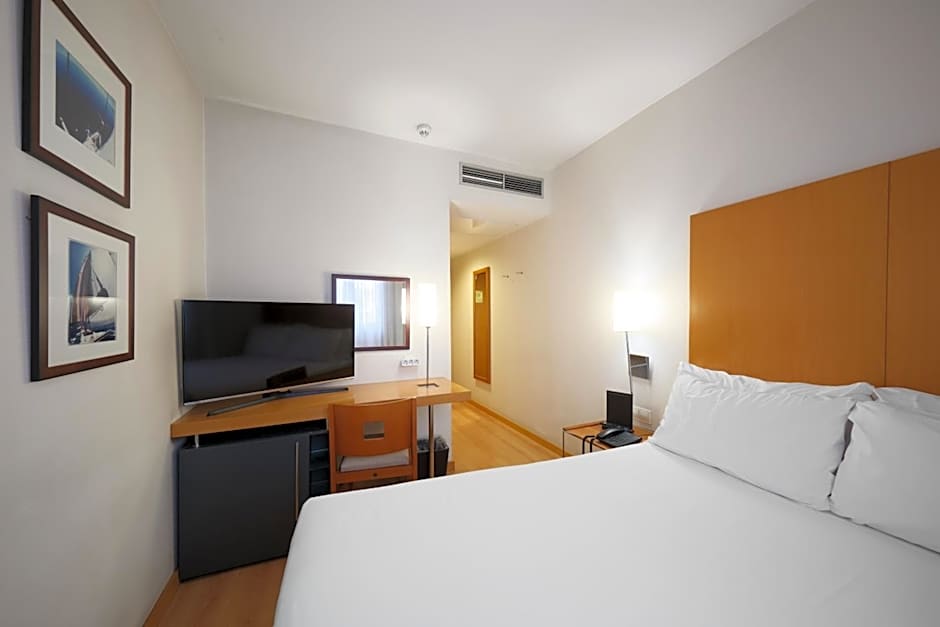Photo 1 of 4 of Single Room