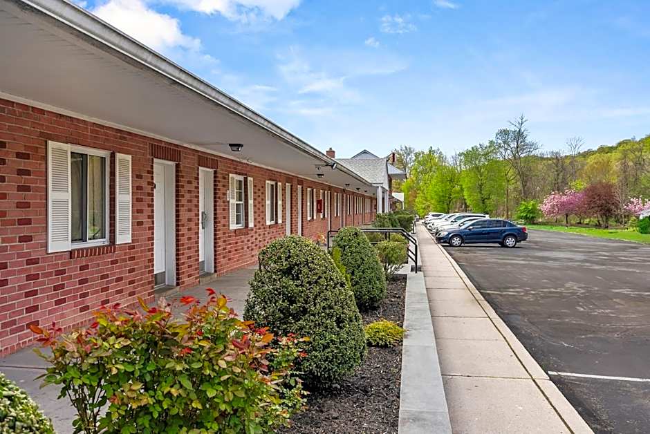 Ardsley Acres Hotel Court