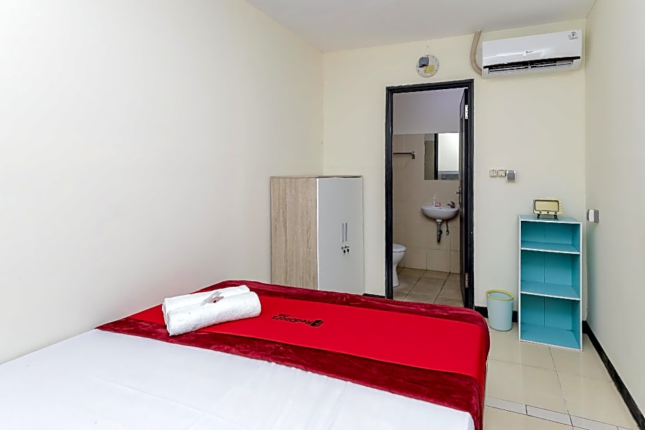 RedDoorz near RS Sari Asih Ciledug
