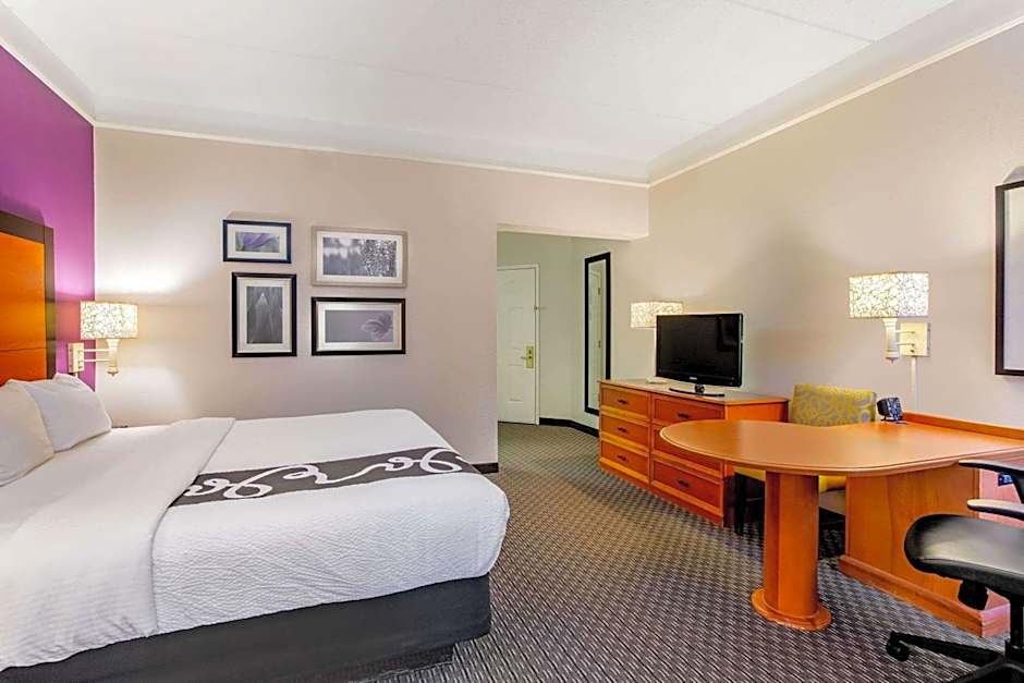 La Quinta Inn & Suites by Wyndham Raleigh Durham International Airport