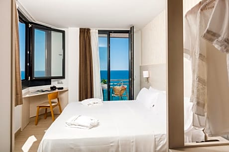 Triple Room with Sea View (2 Adults + 1 Child until 12 years)