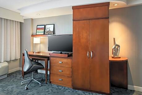 PURE Wellness Room, Guest room, 1 King, Sofa bed, Lake view