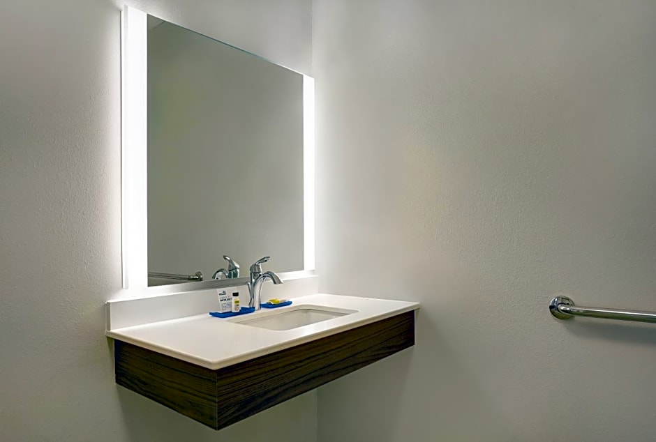 Holiday Inn Express & Suites - Lenexa - Overland Park Area By IHG
