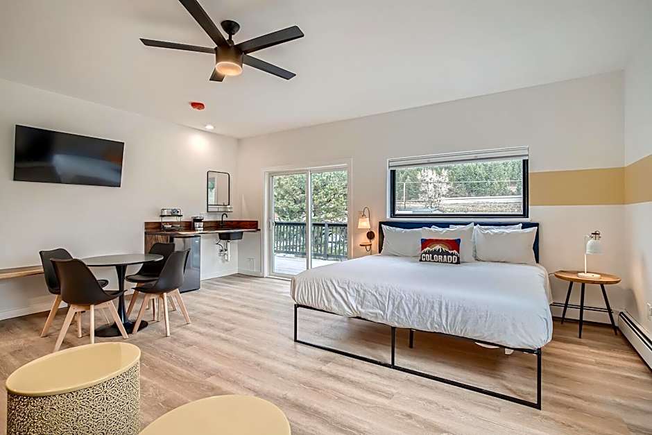 Photo 1 of 9 of 1 King Bed Suite, Balcony