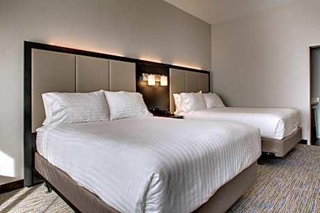 2 Queen Beds Standard Mobil Access Tub