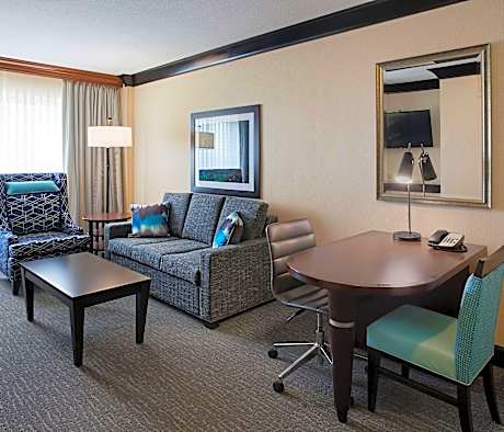 1 King Suite Keyed Floor Free Premium Wi-Fi