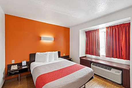 Deluxe Queen Suite - Non-Smoking