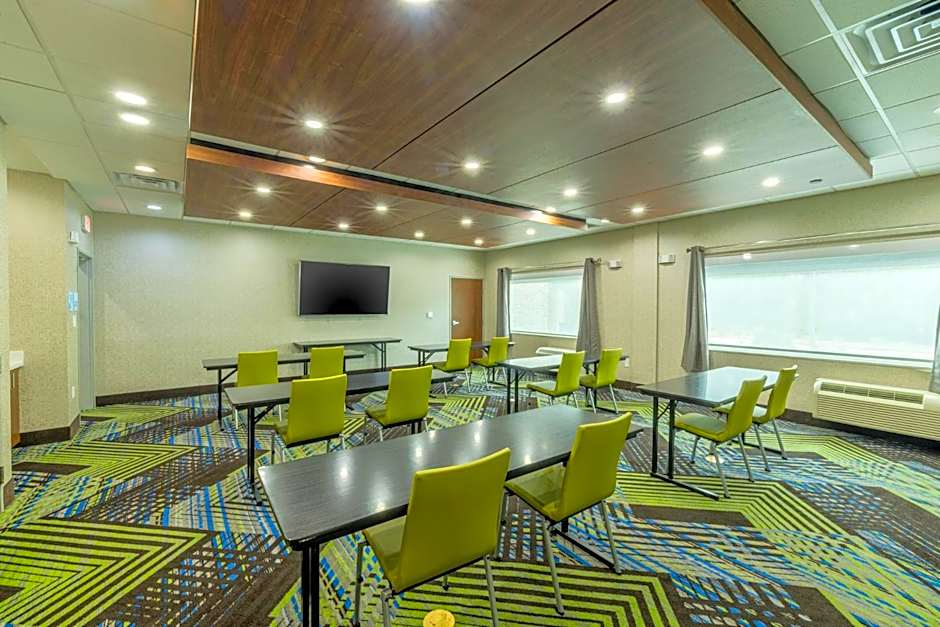 Holiday Inn Express & Suites Lindale – Tyler