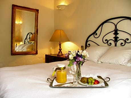 Junior Suite Queen Size Bed