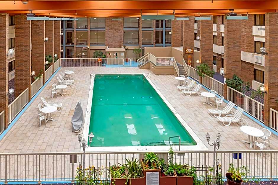 Clarion Hotel & Conference Center Lansing West