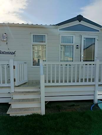 Luxury 2 bedroom caravan with large decking close to beach Free WiFi