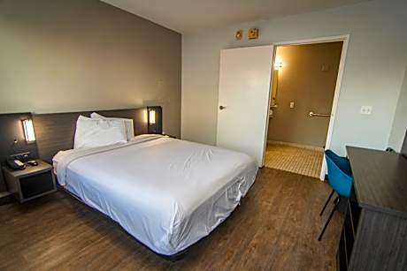 Queen Room - Accessible