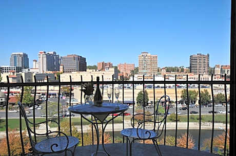Classic King Room with Plaza View and Balcony