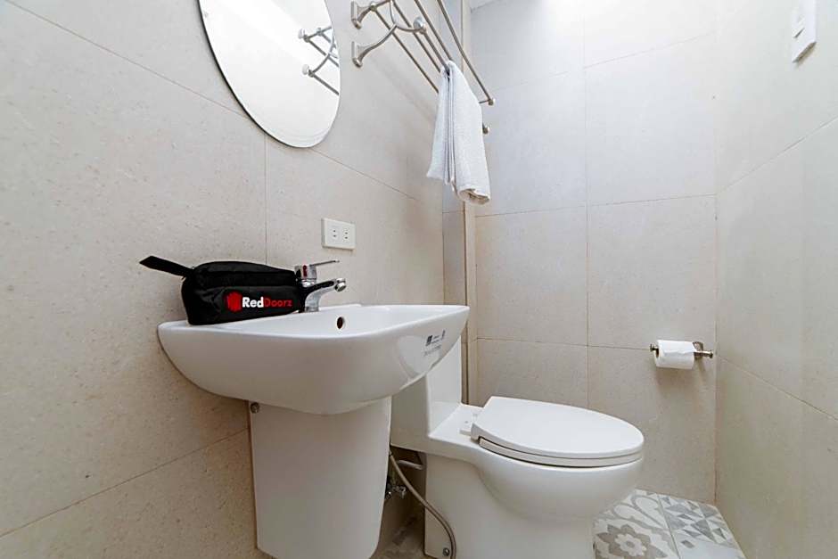 RedDoorz @ Ledesco Avenue Lapaz Iloilo