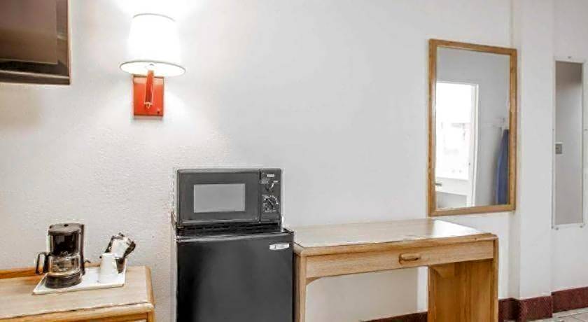 Econo Lodge Truman Inn