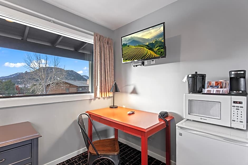 Coyote Mountain Lodge