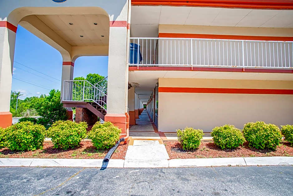 OYO hotel Greensboro east I 40