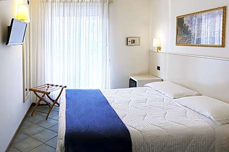 Junior Suite with Spa Bath - Lateral Sea View
