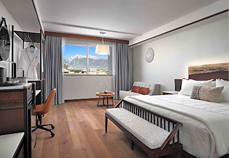 King Room with Moutain View - Hearing Accessible