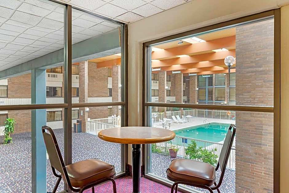 Clarion Hotel & Conference Center Lansing West