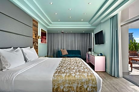 King Suite w/ Balcony