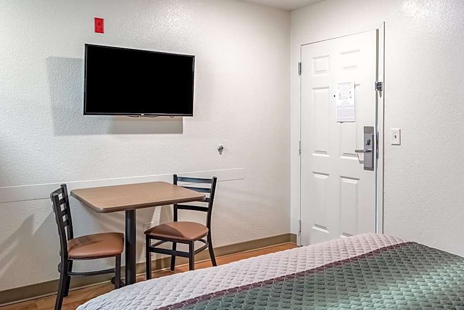 HomeTowne Studios Eugene - Springfield