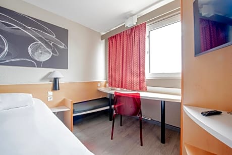 2 Adjacent Rooms