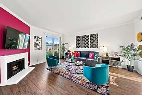 Beverly Hills Chic 2 bed 2bath with Patio and Parking 309