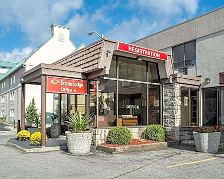 Econo Lodge By The Falls