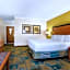 La Quinta Inn & Suites by Wyndham St. Pete-Clearwater Airport