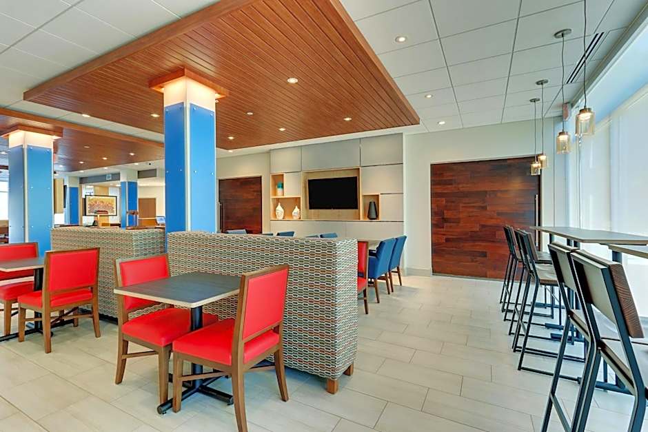 Holiday Inn Express & Suites Roanoke - Civic Center By IHG