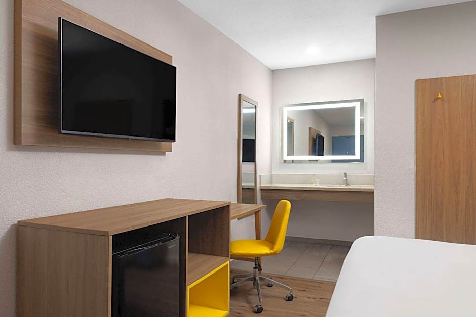 Days Inn by Wyndham Bakersfield