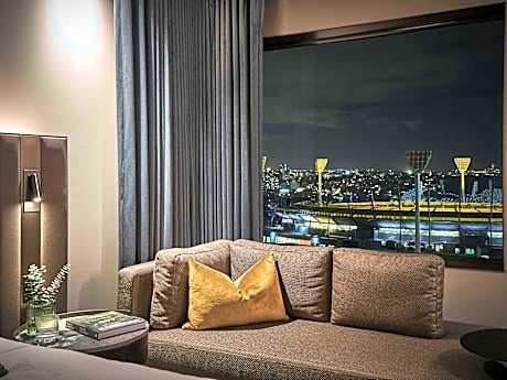 Deluxe Executive King Room with Lounge Access - High Floor