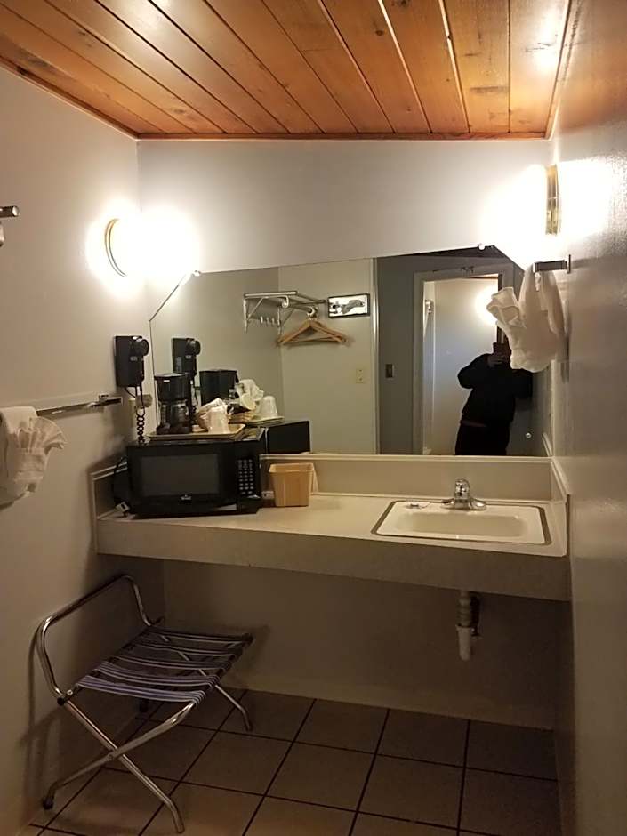 Budget Host Melody Lane